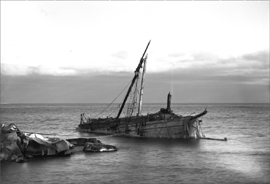 Strandat segelfartyg blir vrak. Länsmuseet Gävleborgs bildarkiv